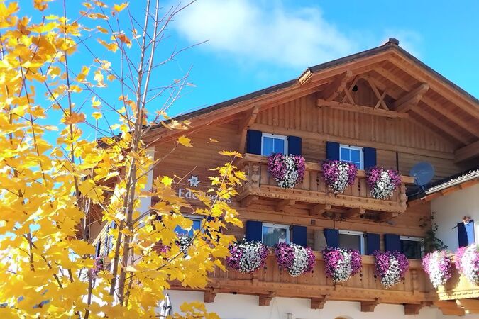 Herbstliche Außenansicht der Appartements Das Edelweiss in Grän, Tannheimer Tal, Tirol.