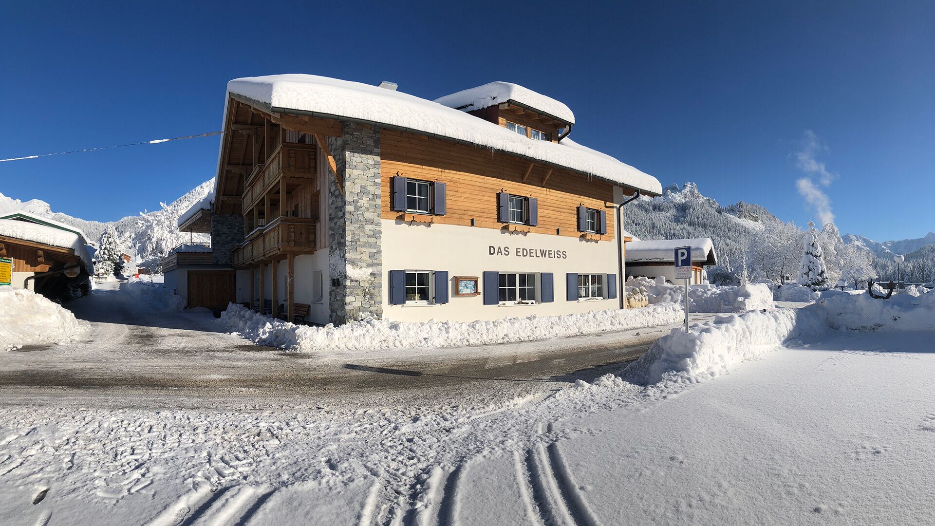 Außenansicht der Appartements Das Edelweiss in Grän, Tannheimer Tal, Tirol, im Winter.