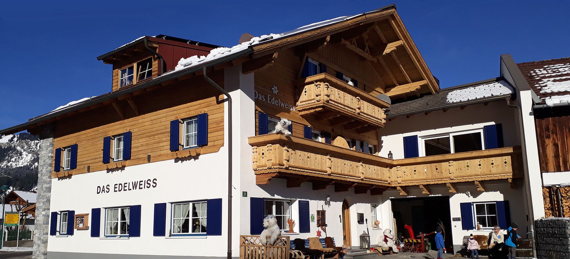 Außenansicht der Appartements Das Edelweiss in Grän, Tannheimer Tal, Tirol, im Winter.