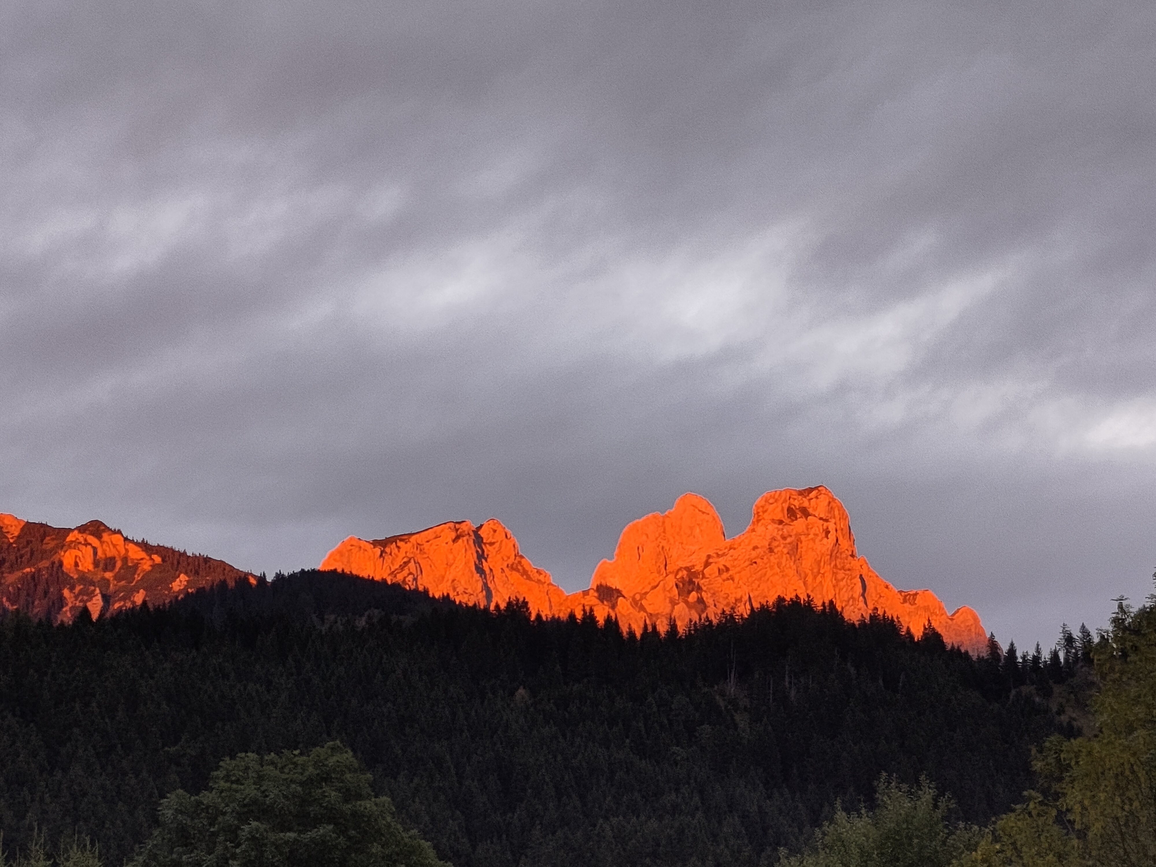 Blick auf die Berge im Tannheimer Tal, Tirol, im sanften Abendrot.